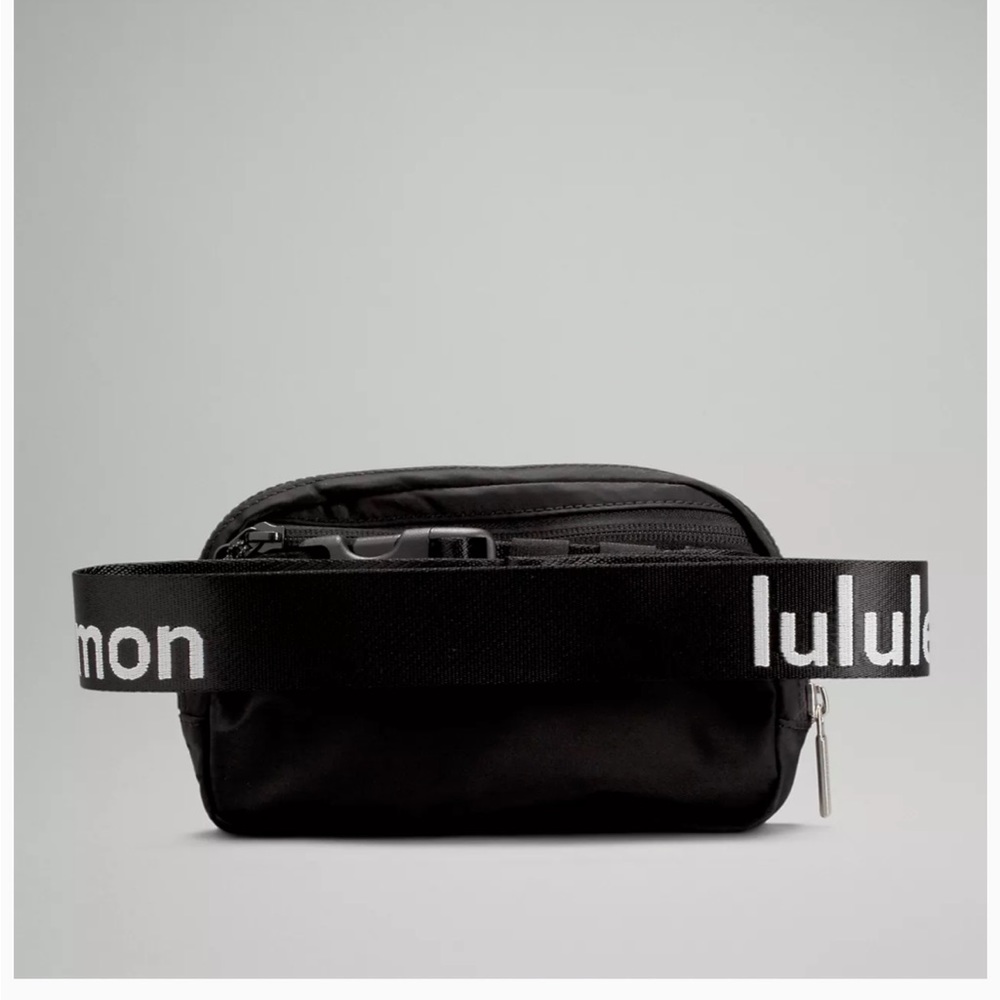 Lululemon Everywhere Belt Bag Wordmark Black - Picture 5 of 12
